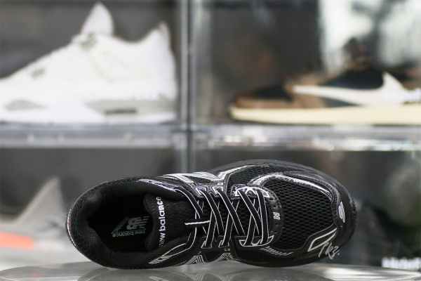 New Balance 860v2 Black Silver
