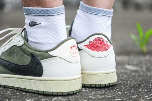 Travis Scott x Air Jordan 1 ' Medium Olive'（A1）