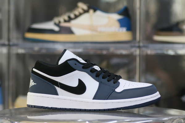 Jordan 1 Low Retro Navy