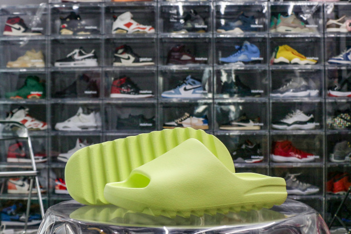 adidas Yeezy Slide Glow Green 2022 HQ6447 (A1 Batch)