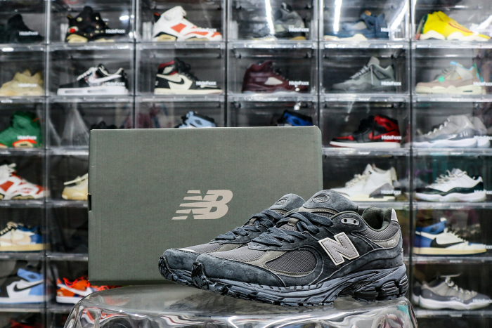 New Balance 2002R Vintage Black Grey