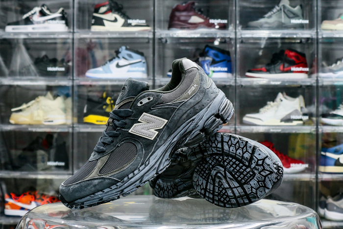 New Balance 2002R Vintage Black Grey