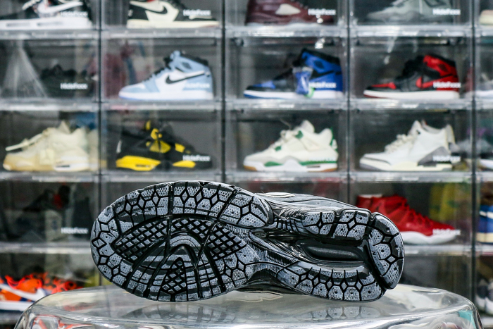 New Balance 2002R Vintage Black Grey