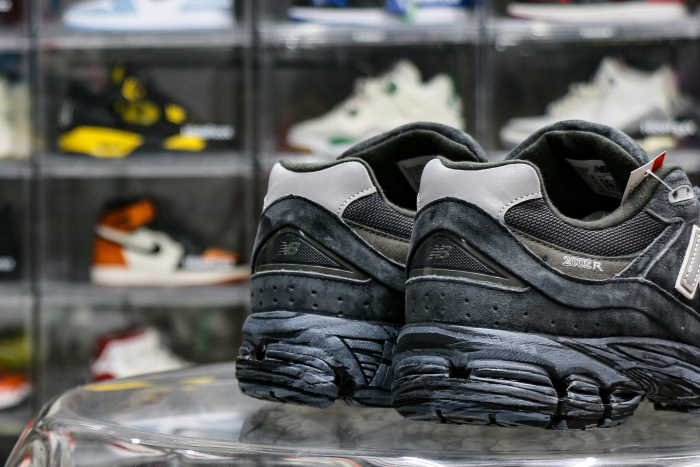 New Balance 2002R Vintage Black Grey