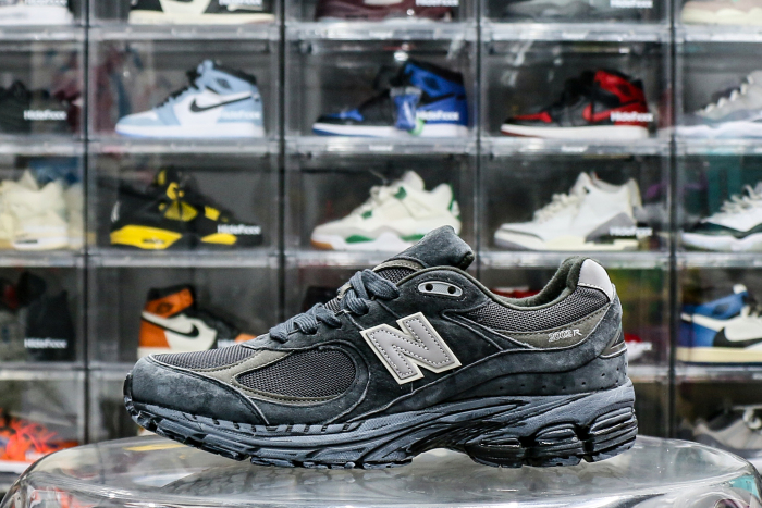 New Balance 2002R Vintage Black Grey