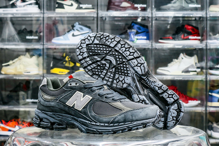 New Balance 2002R Vintage Black Grey