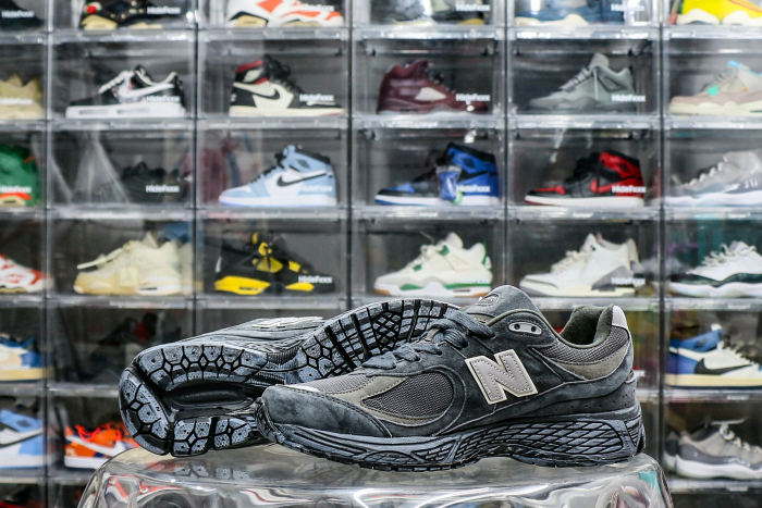 New Balance 2002R Vintage Black Grey