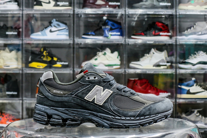 New Balance 2002R Vintage Black Grey