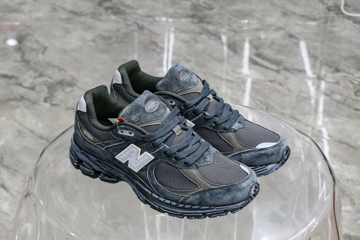 New Balance 2002R Vintage Black Grey