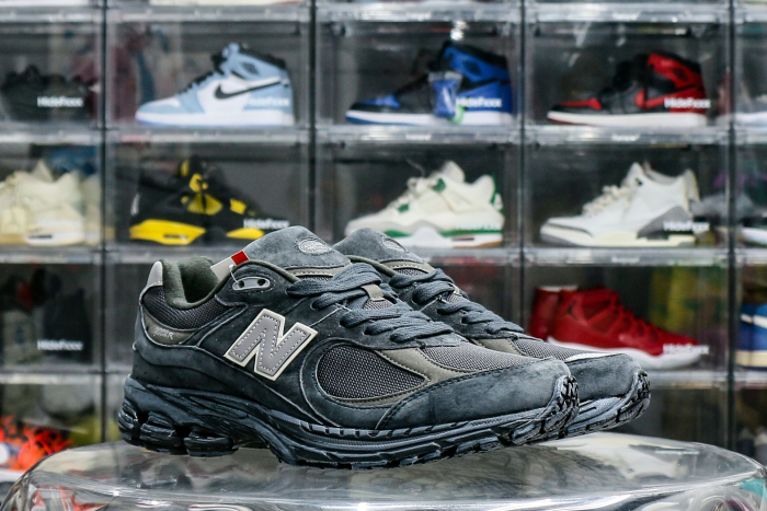 New Balance 2002R Vintage Black Grey