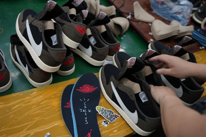 US Warehouse:Travis Scott X Air Jordan 1 Low 'Cactus Jack'（A1）