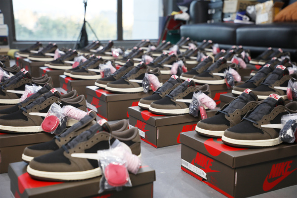 US Warehouse:Travis Scott X Air Jordan 1 Low 'Cactus Jack'（A1）
