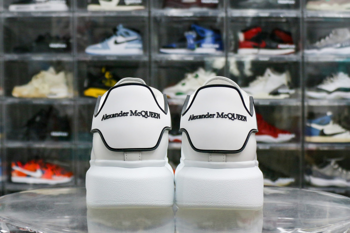 Alexande* McQuee* Oversized Sneaker White Black 3M