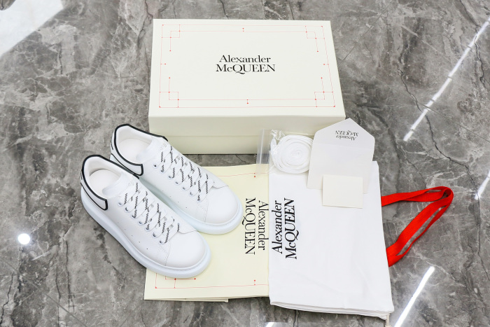 Alexande* McQuee* Oversized Sneaker White Black 3M