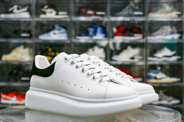 Alexande* McQuee* Oversized Sneaker 'White Black'