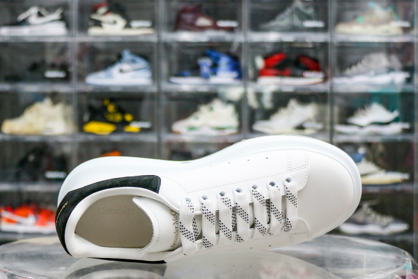 Alexande* McQuee* Oversized Sneaker 'White Black'
