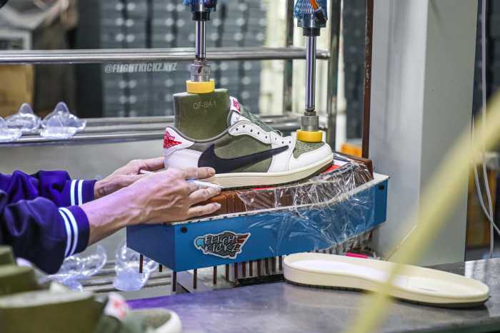 Travis Scott x Air Jordan 1 ' Medium Olive' GS（A1）