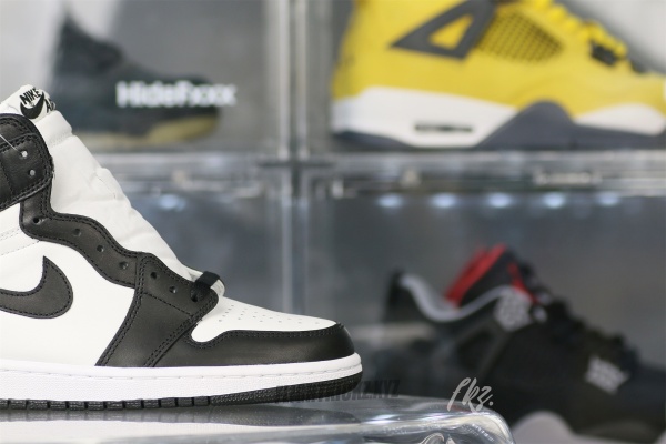 Air Jordan 1 Retro High OG Black White 2024