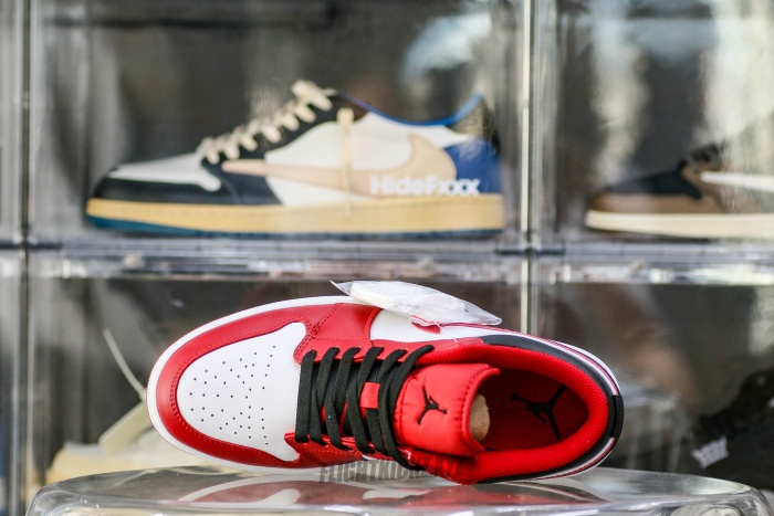 Jordan 1 Low Reverse Black Toe