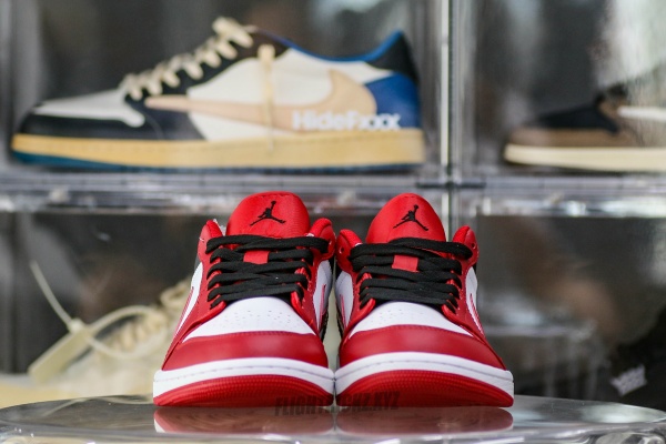 Jordan 1 Low Reverse Black Toe