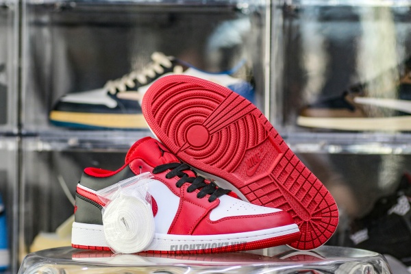 Jordan 1 Low Reverse Black Toe