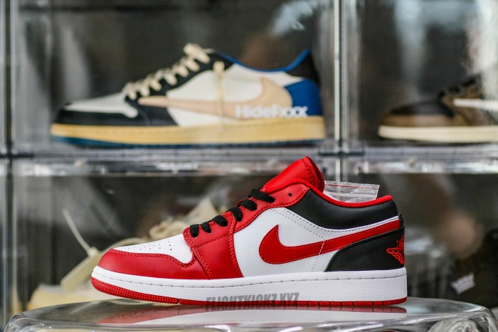 Jordan 1 Low Reverse Black Toe