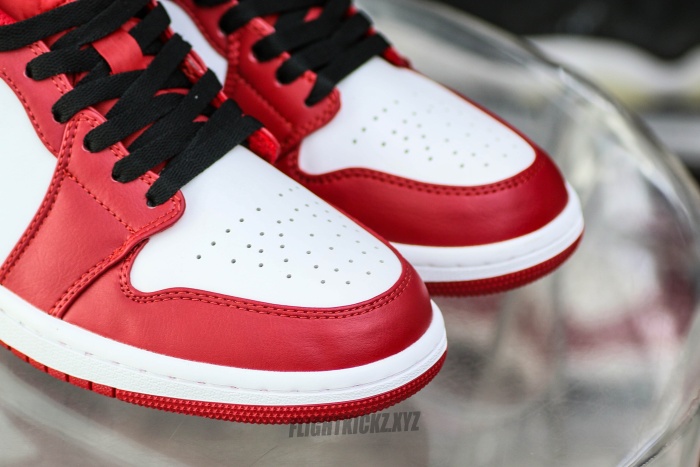 Jordan 1 Low Reverse Black Toe