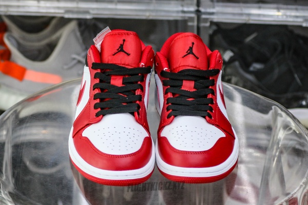 Jordan 1 Low Reverse Black Toe