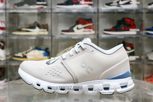 On Running Cloud X 4 Silver Chambray