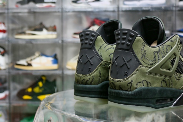 US Warehouse: Kaws X Air Jordan 4 Retro Green Sample（A1）