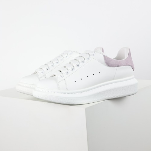 Alexande* McQuee* Oversized Sneaker White Lilac