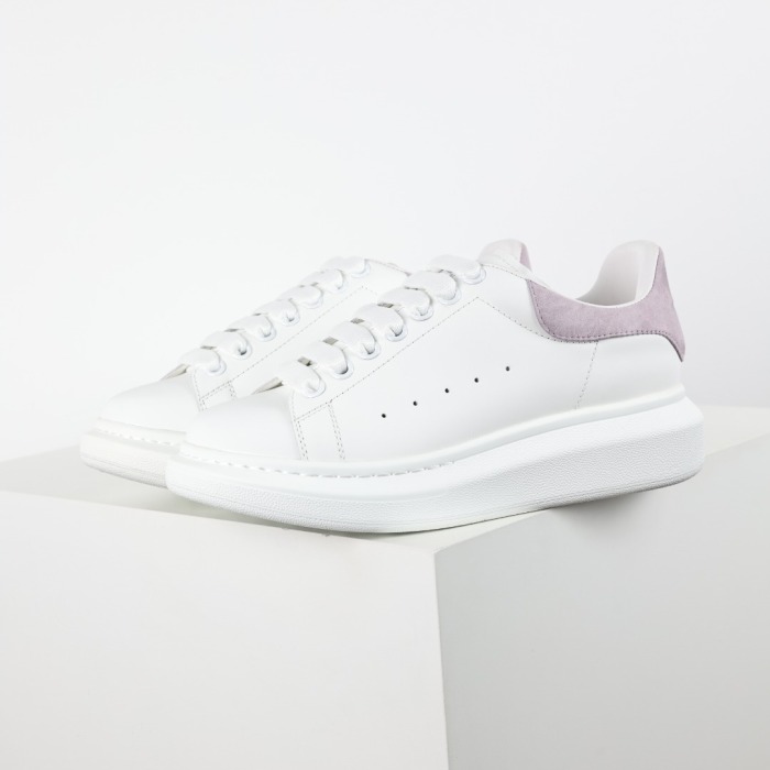 Alexande* McQuee* Oversized Sneaker White Lilac