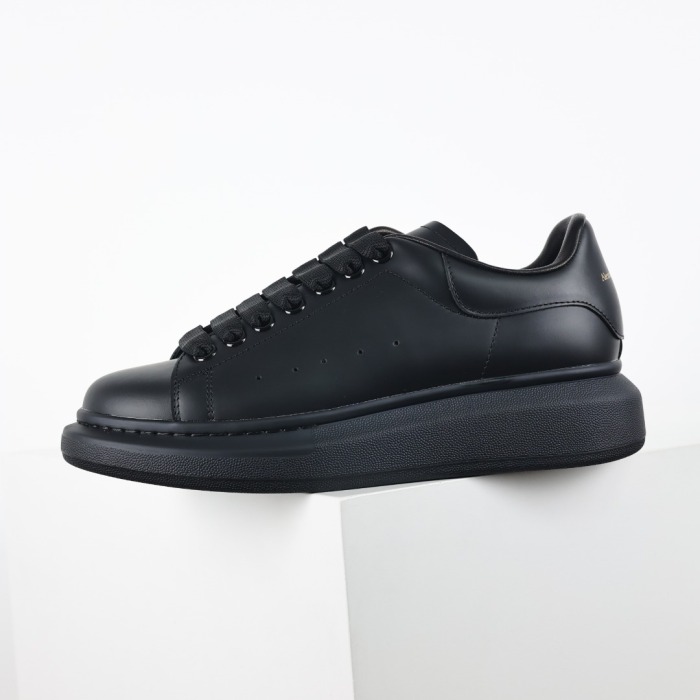 Alexande* McQuee* Oversized Sneaker 'All Black'