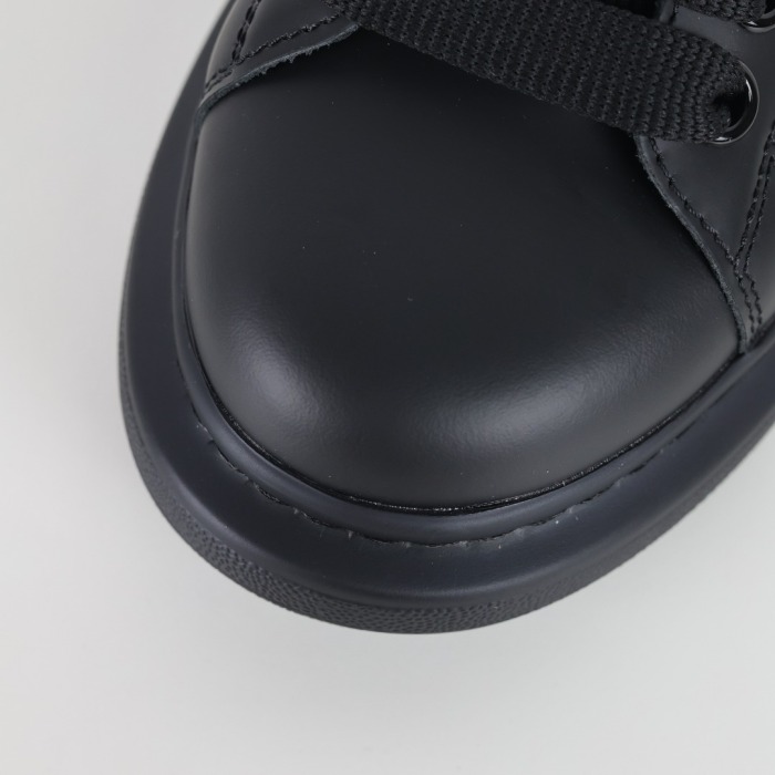 Alexande* McQuee* Oversized Sneaker 'All Black'