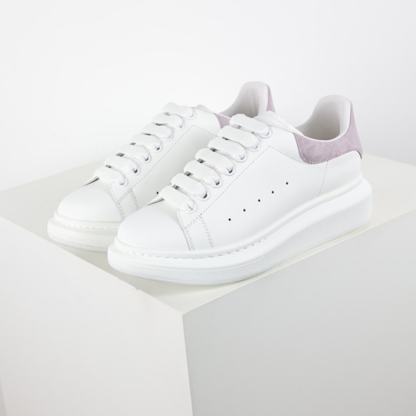 Alexande* McQuee* Oversized Sneaker White Lilac