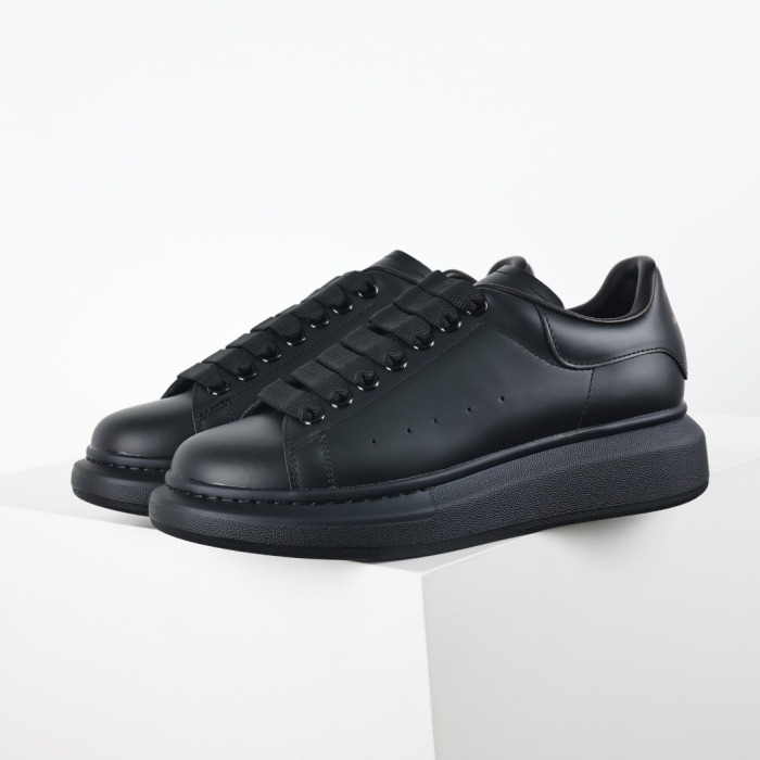Alexande* McQuee* Oversized Sneaker 'All Black'
