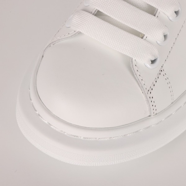 Alexande* McQuee* Oversized Sneaker 'White Iridescent'