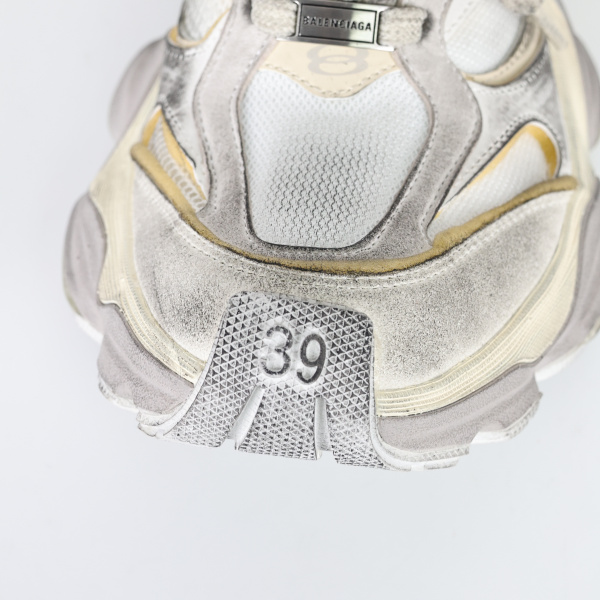 Balenciaga Cargo sneakers in a worn-out white and grey