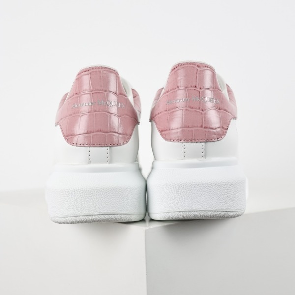 Alexande* McQuee* Oversized White Bright Pink Croc