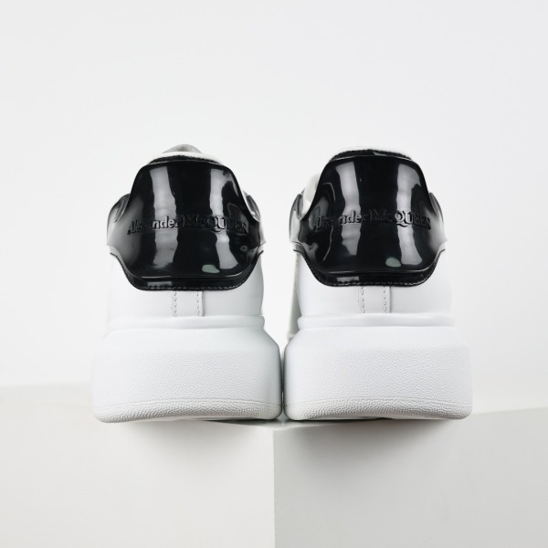Alexande* McQuee* white satin black
