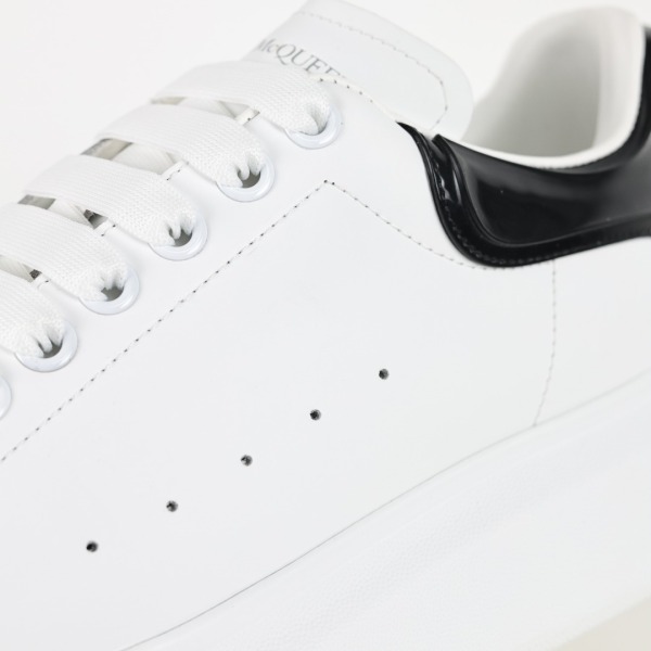Alexande* McQuee* white satin black