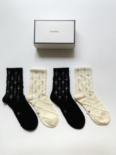 Chanel classic letter logo rhinestone cotton cotton cotton middle socks and calf socks