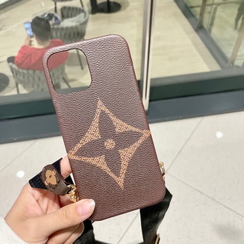 Louis Vuitton Big Flower Crossbody Three -piece Set to adjust the cross -body width of the same type of headset bag three pieces of leather painted three packs of the key opening mobile phone case
