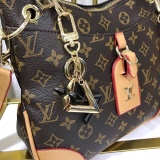 Louis Vuitton M68197 Twist bag and keychain