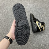 Air Jordan 1 High OG “BlackMetallic Gold” Style:555088-032