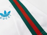 GUCCI three -striped GUCCI x adidas contrasting three -line rose satin printing -top -shoulder version of the couple model