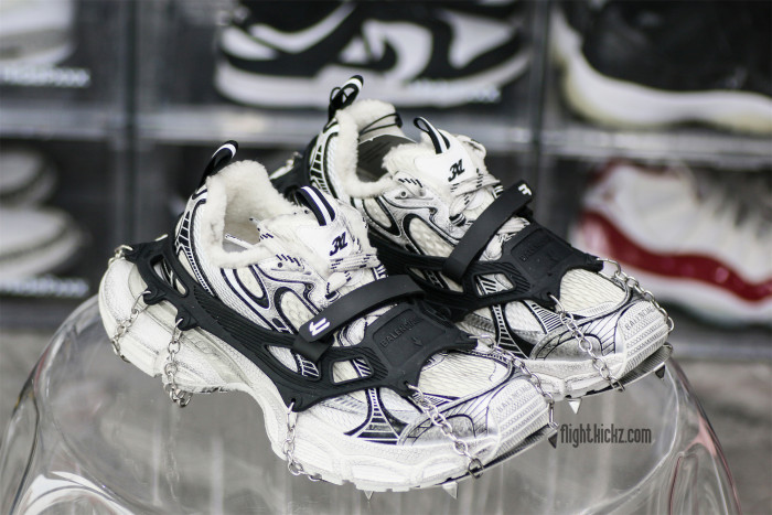 B@lenciag* 3XL Ski Sneaker in White (Removable footwear chains) 