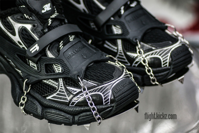 B@lenciag* 3XL Ski Sneaker in Black and white (Removable footwear chains) 