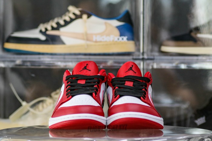 Jordan 1 Low Reverse Black Toe