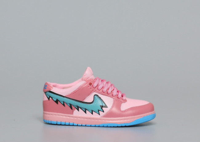 Mini Sneaker Grateful Dead x Nike SB Dunk Low Pink 3D keychain